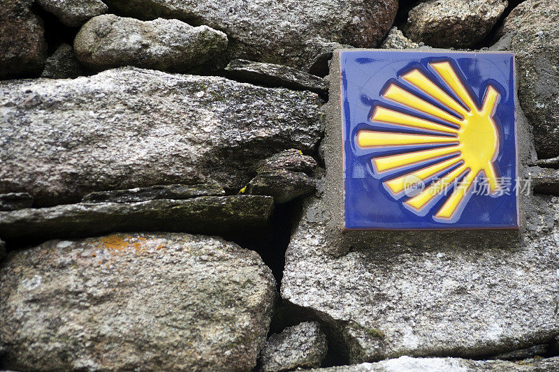 朝圣者们在圣地牙哥大道(Camino de Santiago)空壳